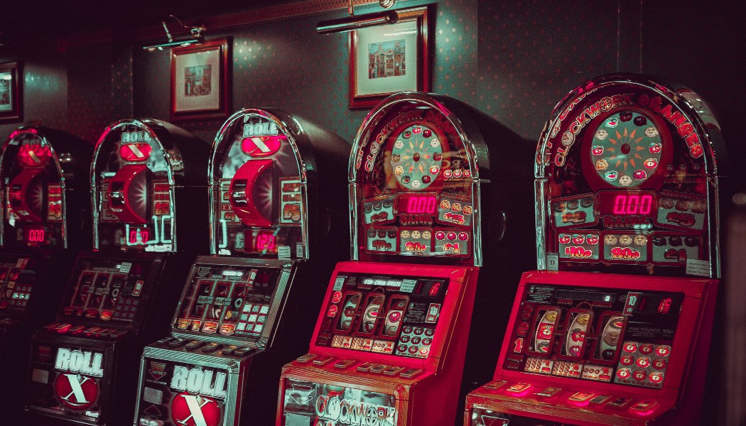Free Slots Vs. Real Money Slots-- Which is Better to Play?